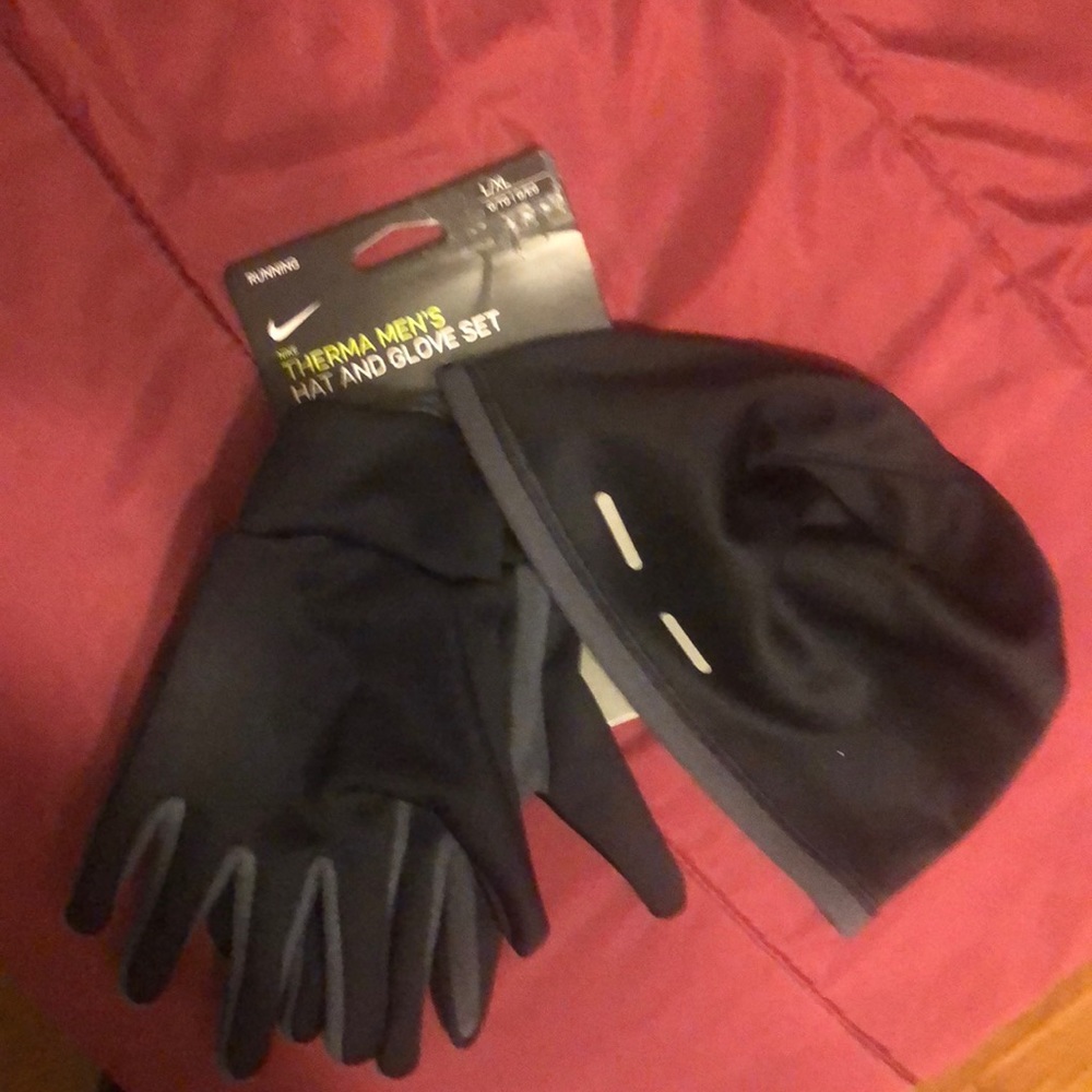Nike Thermal hat and gloves (Barely used/no tags)